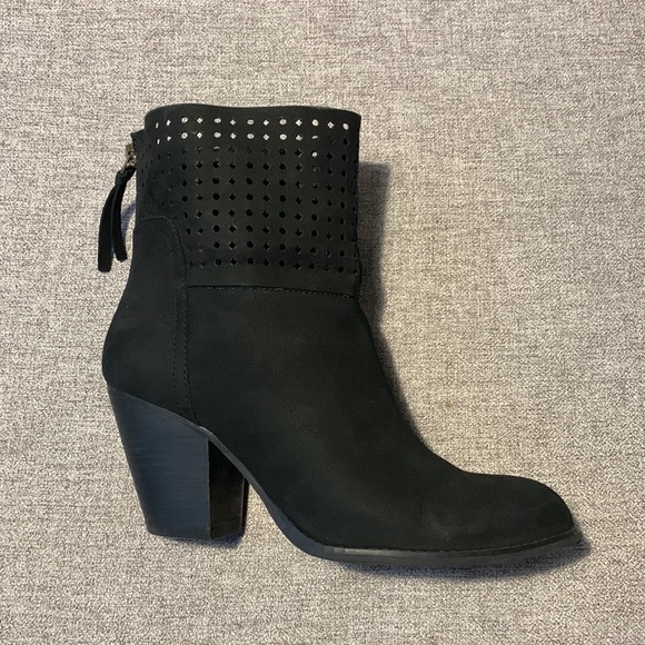 Nine West black leather/nubuck ankle boots w/ eyelet cutout, gold zipper @ back. - Picture 3 of 6